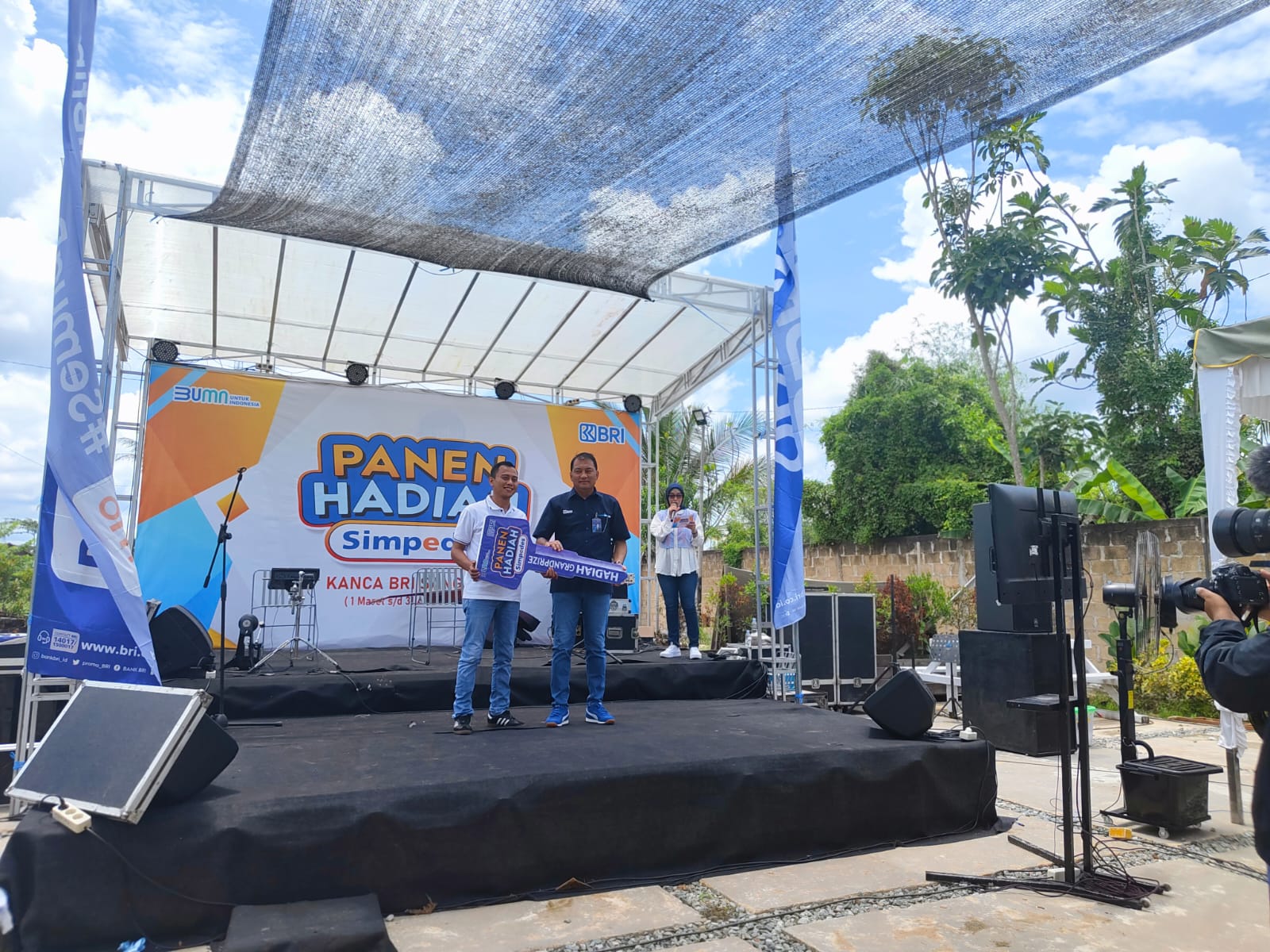 RUTIN: Pemimpin Cabang BRI Sangatta, Dony Terry Parlindungan saat menyerahkan simbolis kunci mobil pada perwakilan pemenang undian PHS.