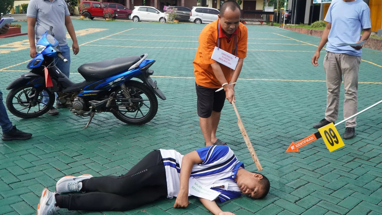 REKA ADEGAN:30 adegan diperagakan pelaku pembunuhan di Desa Tabuan, Halong, Kabupaten Balangan. Rekonstruksi digelar di Mapolres Balangan.(Foto:Polres Balangan untuk Radar Banjarmasin)