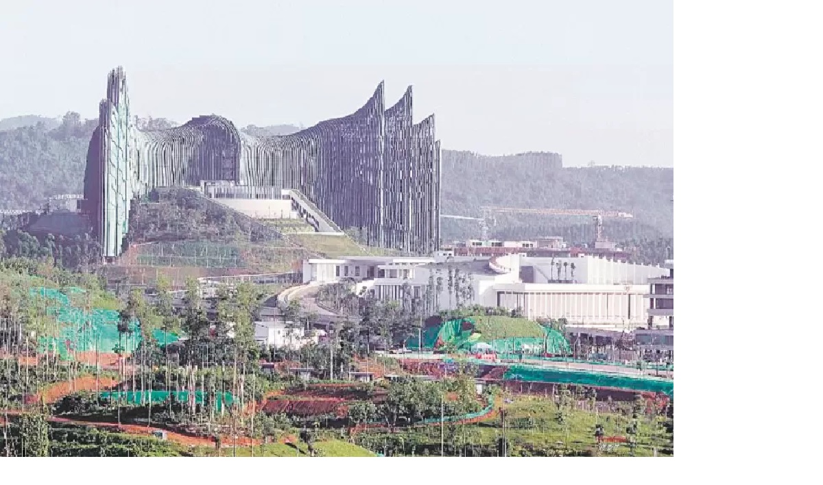 Istana Negara dan Istana Garuda di IKN, Jumat (11/10/2024). Target penyelesaian pembangunan Ibu Kota Nusantara (IKN) secara bertahap hingga tahun 2045