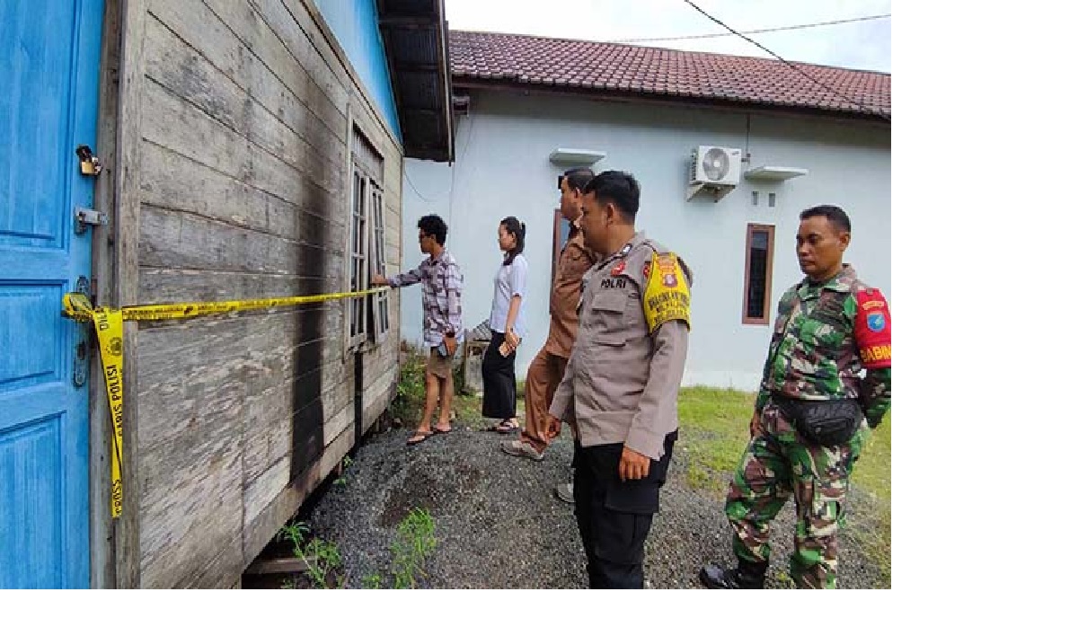 DIDUGA DIBAKAR: Rumah warga yang diduga akan dibakar orang tak dikenal di Jalan Beliang Palangka Raya, Senin (14/10).