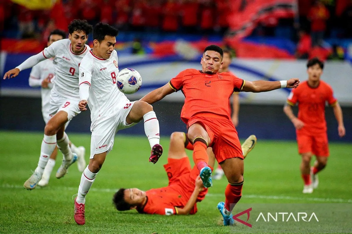 Pemain China Jiang Guangtai (dua kiri) bertarung memperebutkan bola dengan pemain Indonesia Witan Sulaeman (dua kanan) pada laga kualifikasi Asia Piala Dunia FIFA 2026 di Qingdao, Shandong.