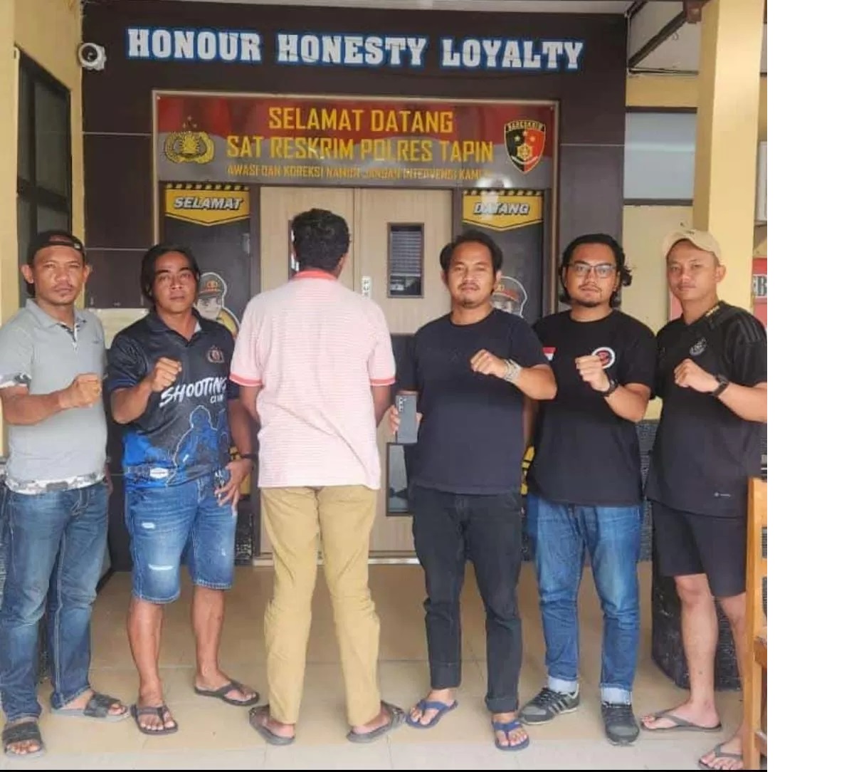 HADAP BELAKANG:Anggota Resmob Sat Reskrim Polres Tapin mengamankan oknum mengaku habaib yang meresahkan.(Foto:Satreskrim Polres Tapin untuk Radar Banjarmasin)