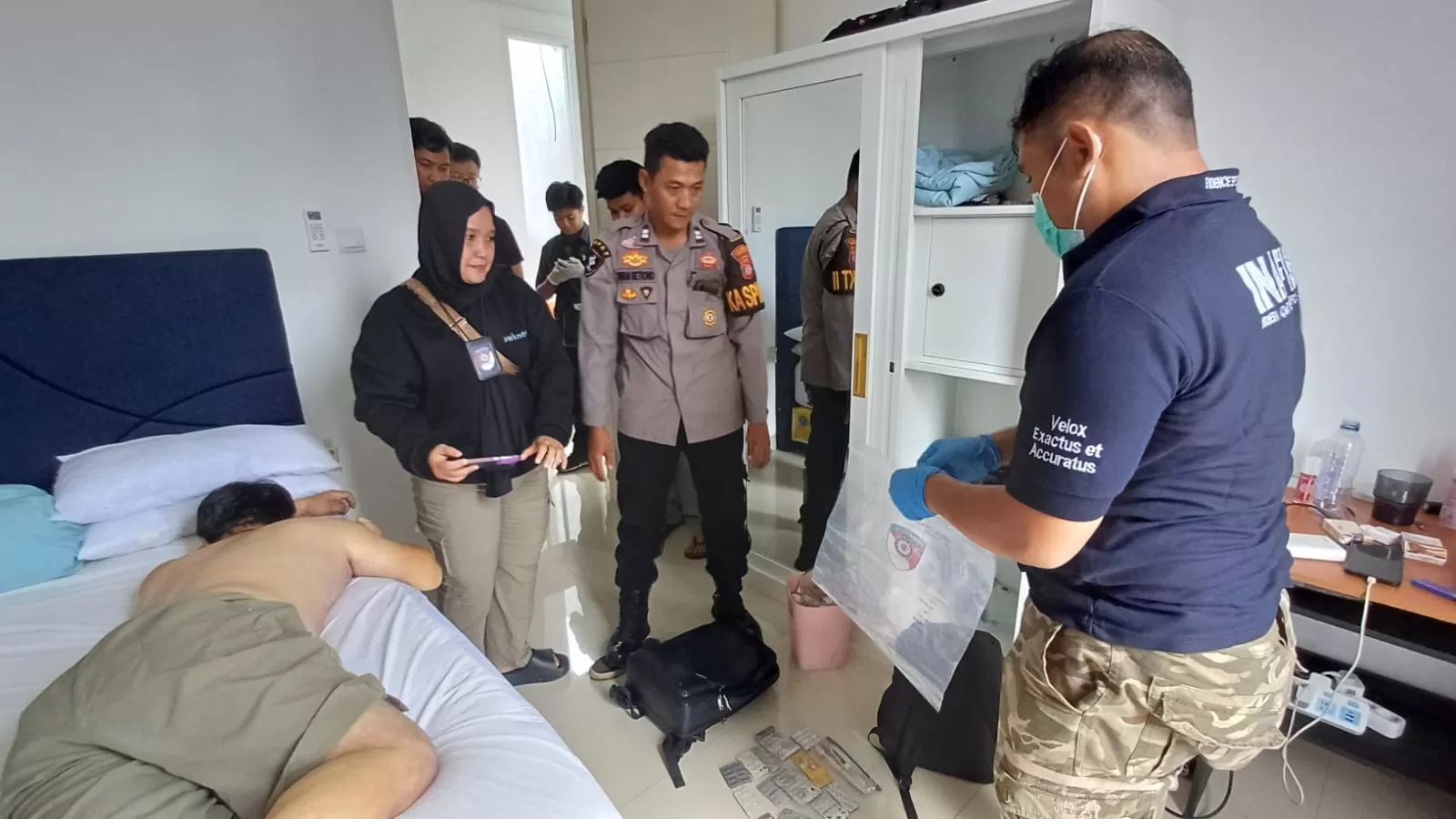 Polisi mengamati jasad Yue Lin yang ditemukan di atas kasur di kamar tidur lantai dua rumah mewah di Kompleks Alaya, Minggu (13/10) lalu.