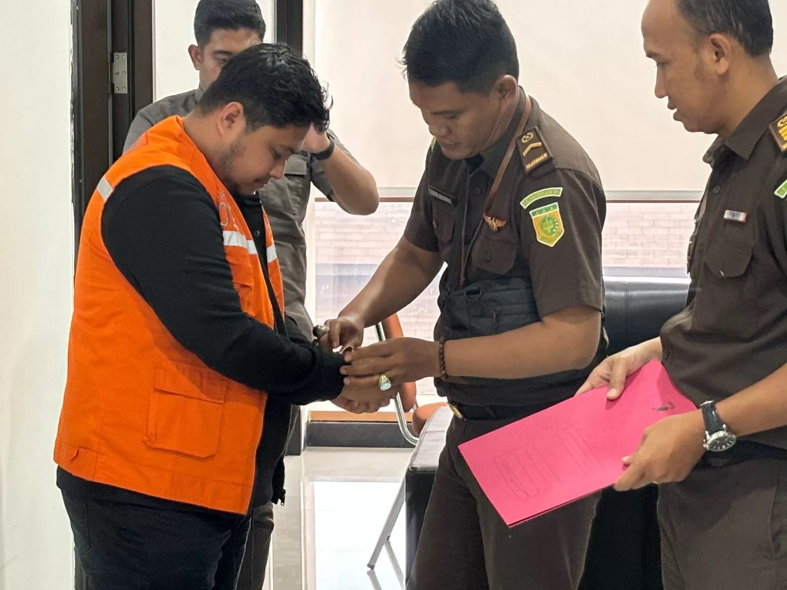 DITAHAN. Proses penahanan tersangka korupsi dalam kasus penyaluran kredit Bankaltimtara Cabang Balikpapan.
