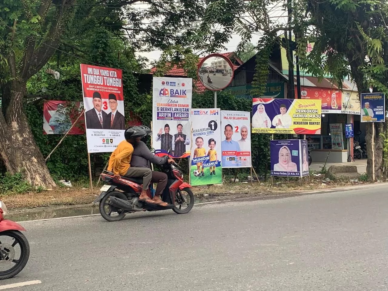 NGEYEL:Bawaslu Kota Banjarmasin inventarisir 490 APK yang melanggar ketentuan.(Foto Endang/Radar Banjarmasin)