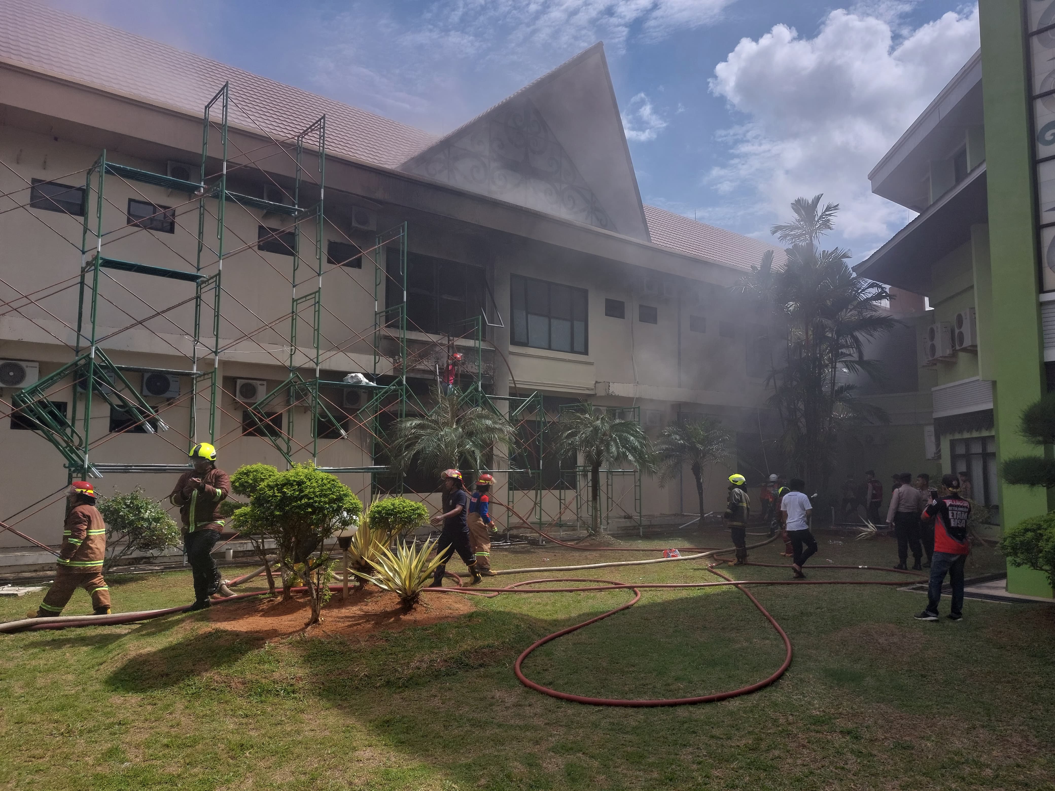 Proses pemadaman api di Gedung A DPRD Kukar (Elmo/Prokal.co)