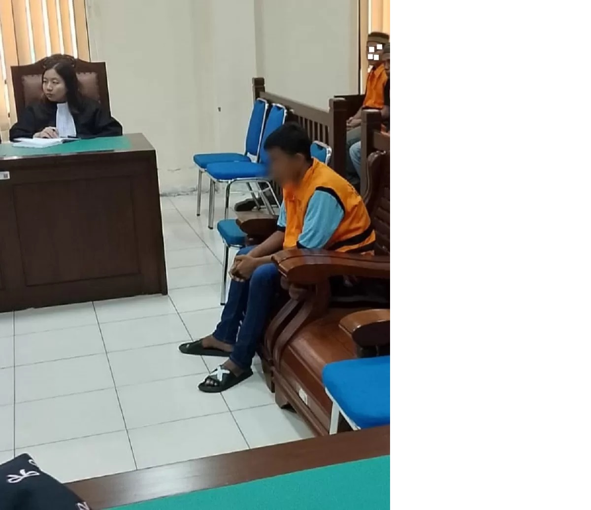 PASRAH: HK hanya bisa pasrah saat hakim membacakan vonis atas perkara yang menimpanya. ( MOESO/BALPOS)