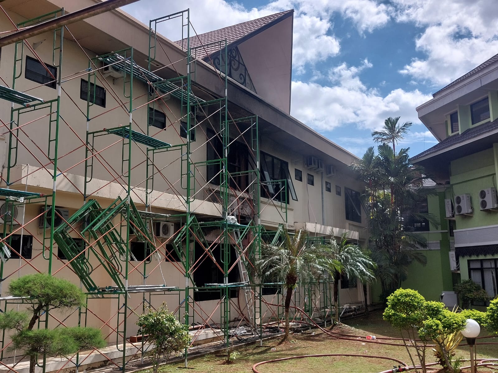 Kondisi Gedung A DPRD Kukar usai dilakukan pendinginan oleh Damkar (Elmo/Prokal.co)