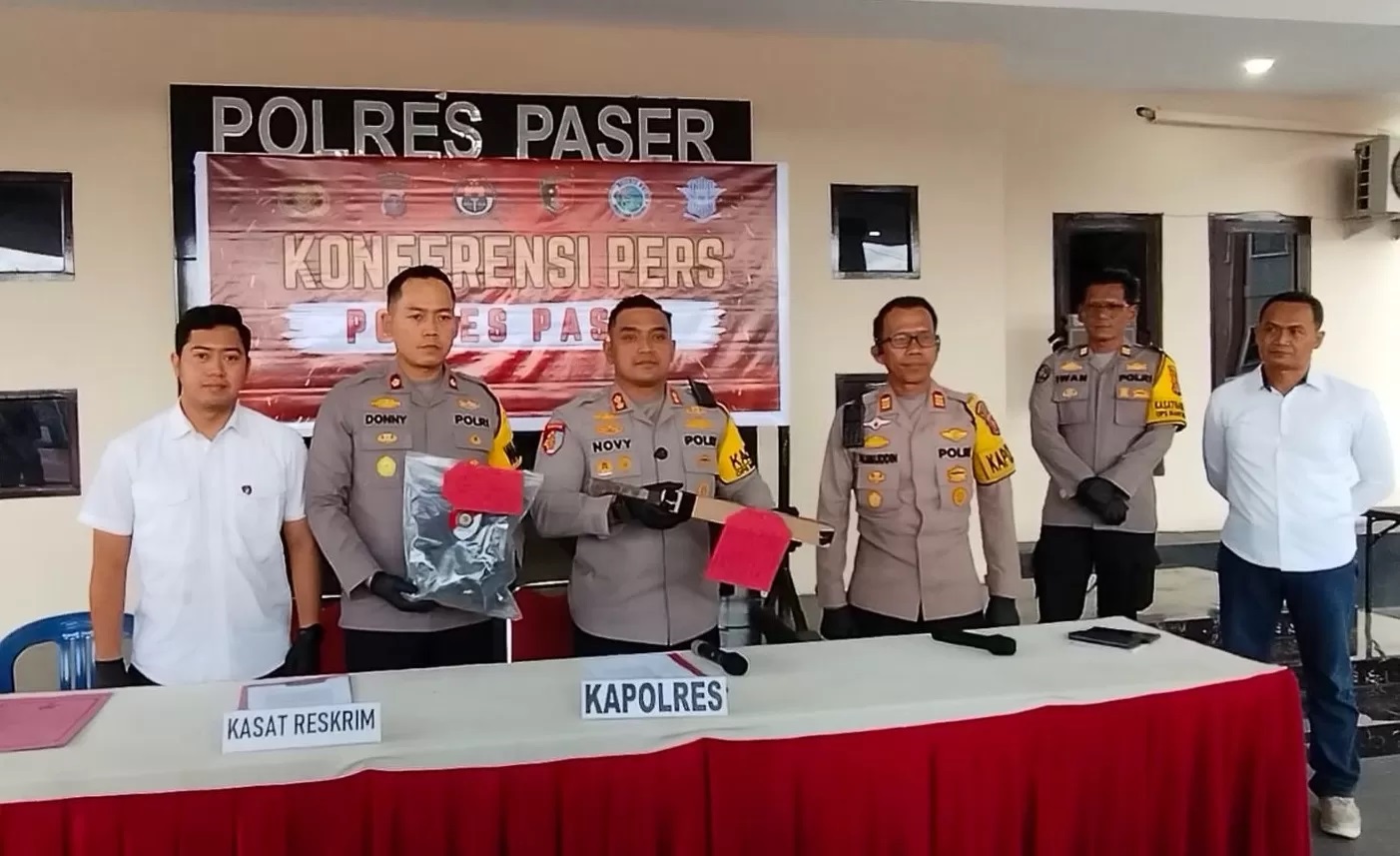 KETERANGAN FOTO:Kapolres Paser AKBP Novi Adi Wibowo dan jajaran menjelaskan kepada awak media terkait kasus pembunuhan di Desa Belimbing, Kecamatan Long Ikis. (FOTO:TOMI/PASER POS)