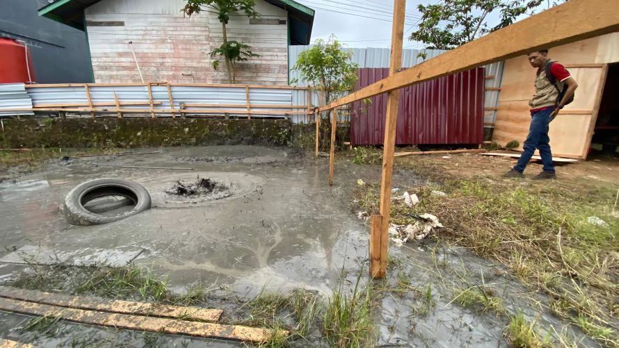 TETAP WASPADA: Meski semburan lumpur tak mengandung gas, namun warga tetap stay mengamati perkembangan semburan tersebut. (FOTO: RAMA)