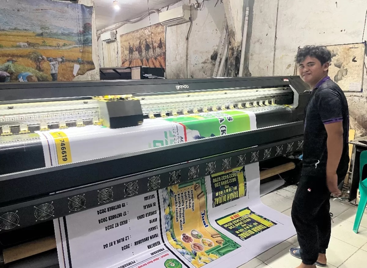 TERBATAS: Bisnis percetakan khususnya banner menjadi bisnis lahan basah di masa kampanye. Meski begitu, percetakan yang semakin menjamur menyebabkan peluangnya menjadi terbatas. (FOTO: NASYA)