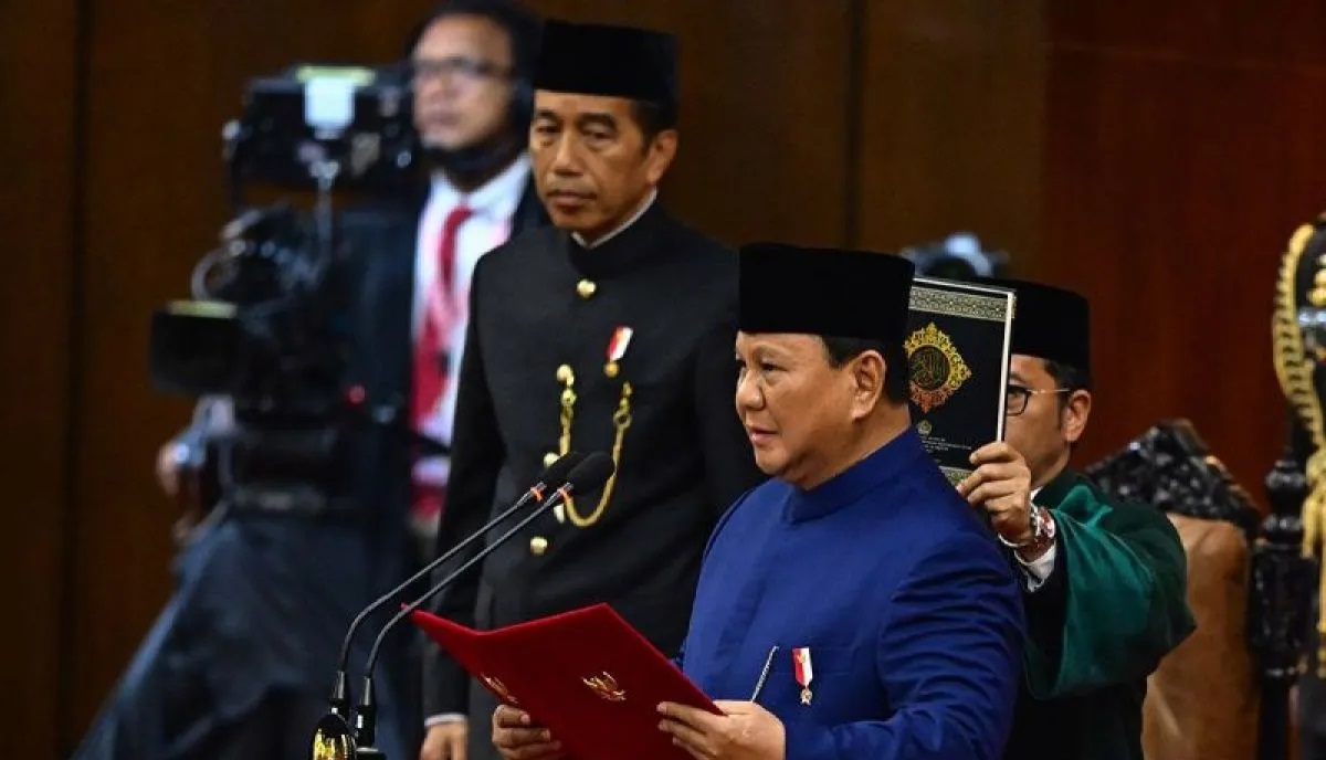 Presiden Prabowo Subianto (kanan) mengucapkan sumpah jabatan.