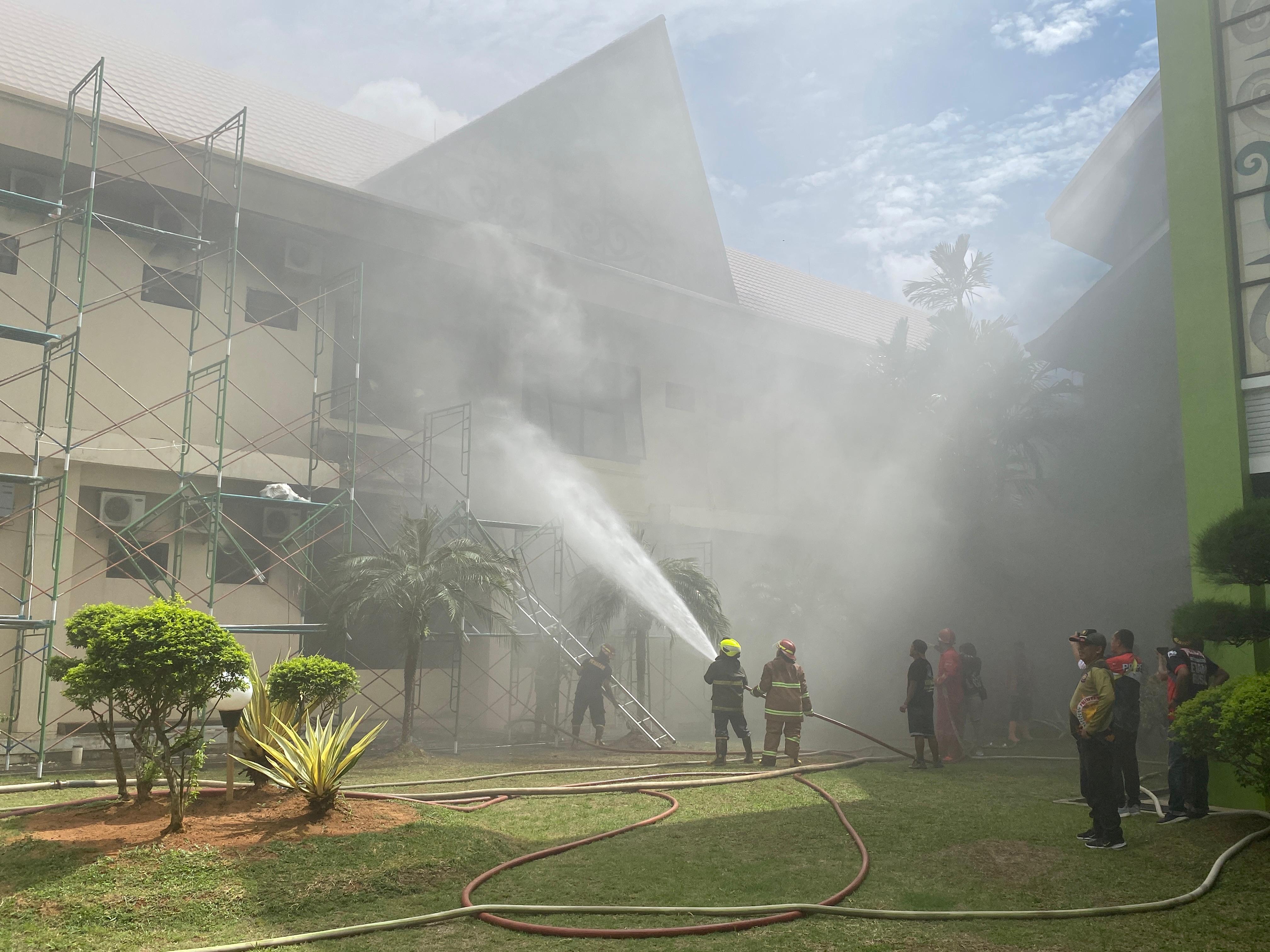 Kebakaran di Gedung A DPRD Kukar hari Sabtu kemarin (Elmo/Prokal.co)