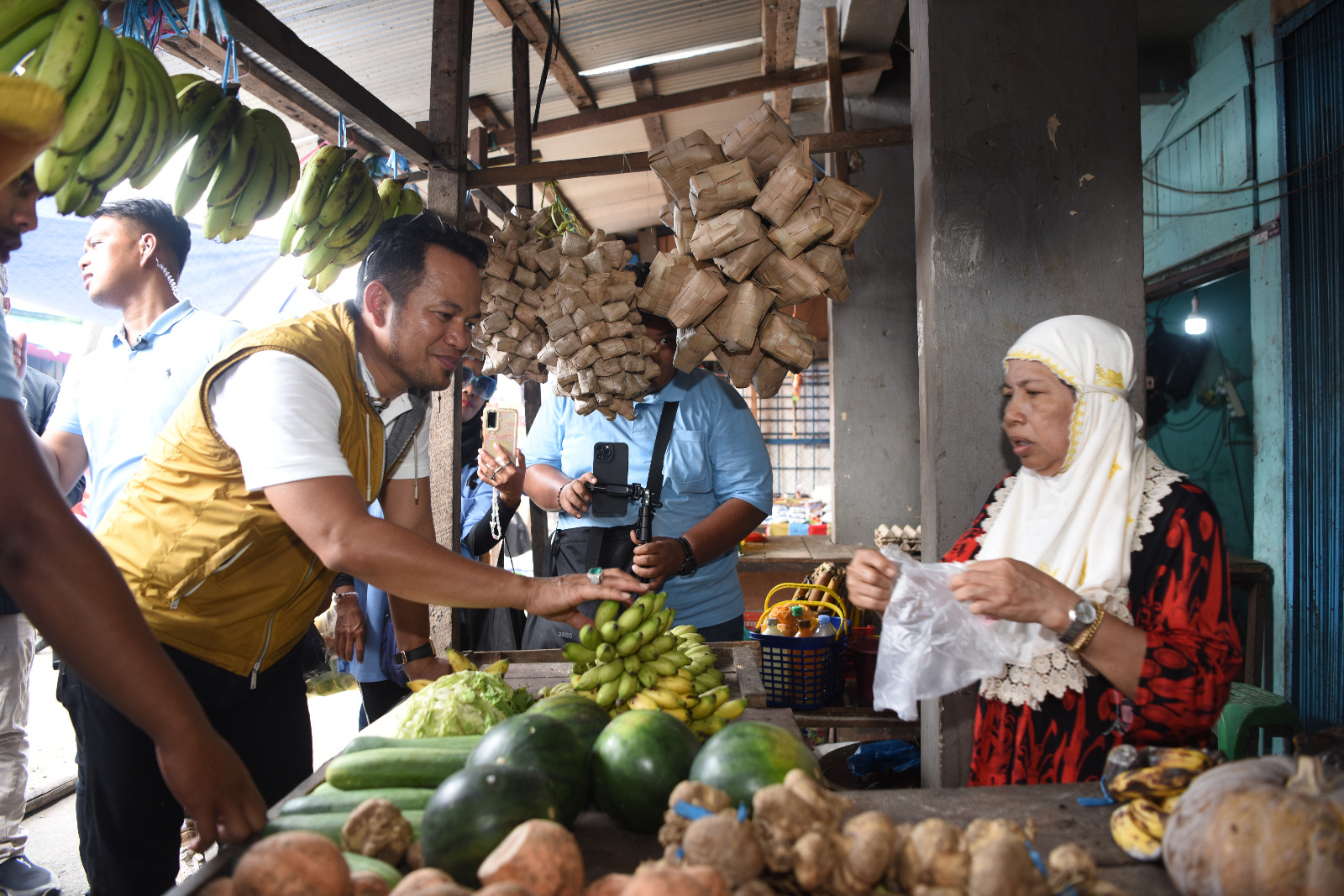 Rudy saat di pasar Kedondong Samarinda.