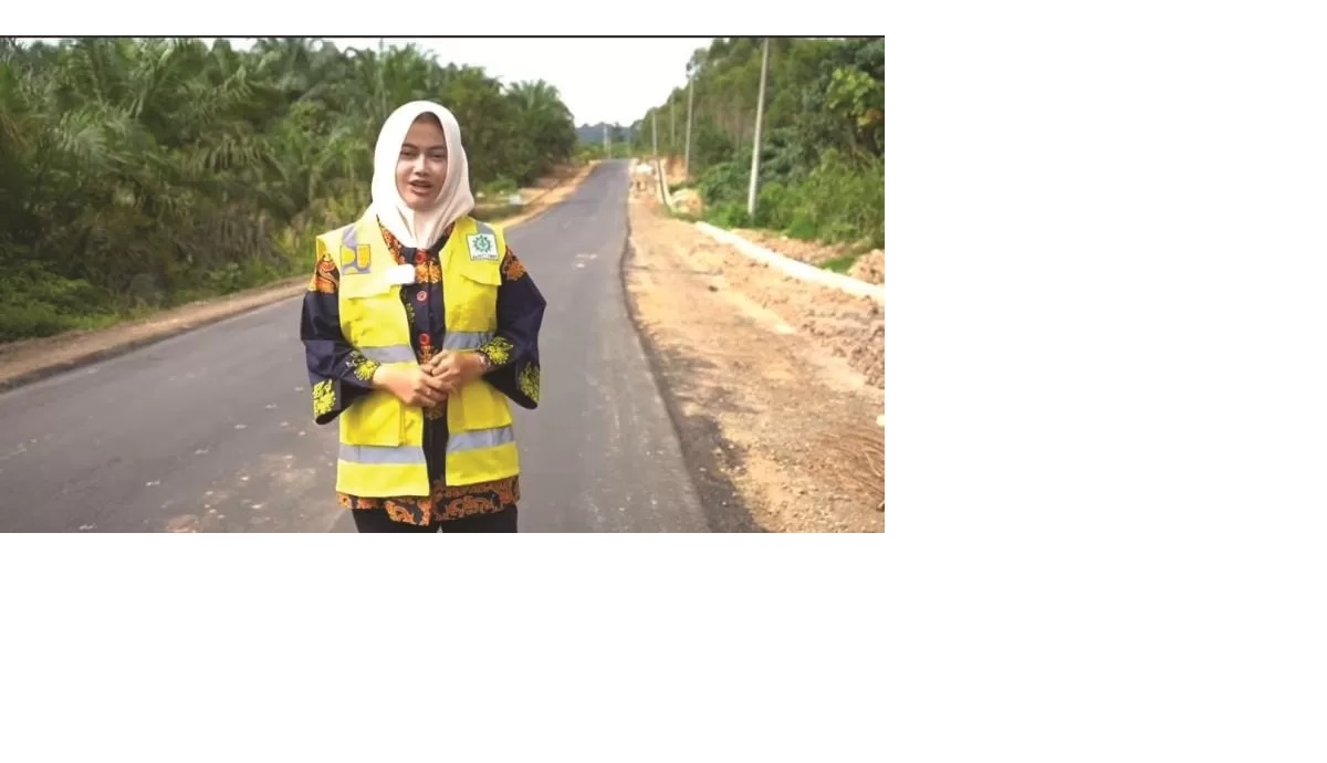 PROYEK JALAN: Bupati Laura saat meninjau proyek jalan di Desa Katul menuju Desa Lubok Buat Kecamatan Sembakung Atulai.