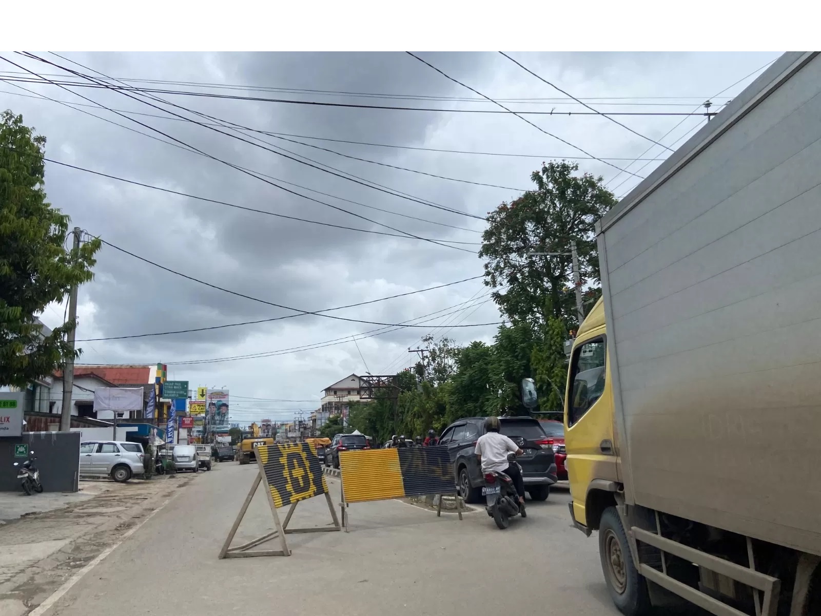 REKAYASA JALAN. Pengerjaan drainase di tengah kota membutuhkan pengaturan lalu lintas agar menekan kemacetan.