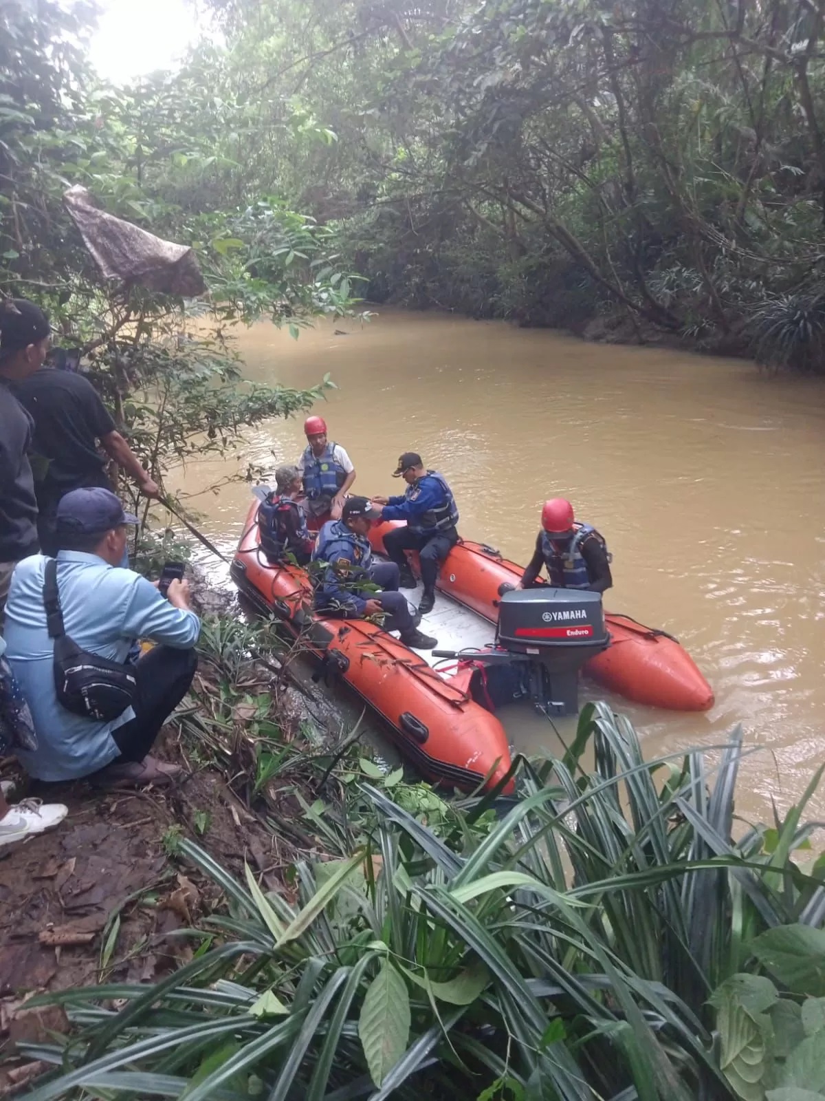 PENCARIAN:Tim Gabungan melakukan pencarian warga Desa Cantung Hilir yang diduga diterkam buaya (Foto:Kades Cantung Hilir untuk Radar Banjarmasin)