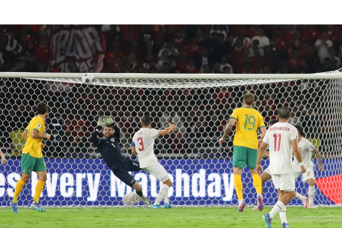 Aksi kiper Timnas Indonesia Maarten Vincent Paes saat melawan Timnas Australia pada laga Grup C putaran ketiga Kualifikasi Piala Dunia 2026 Zona Asia di Stadion Utama Gelora Bung Karno, Senayan.