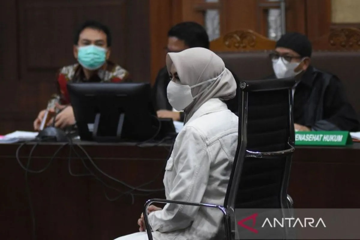 Mantan Bupati Kutai Kartanegara Rita Widyasari (tengah). DOKUMEN