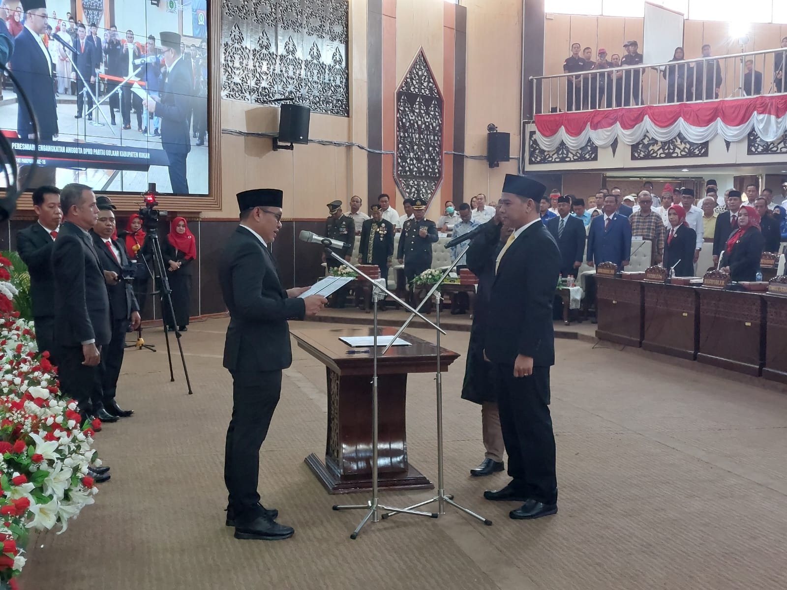 Ketua DPRD Kukar Junaidi melantik Anggota DPRD Fraksi Golkar Erwin (Elmo/Prokal.co)