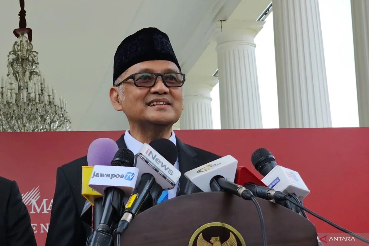 Kepala Badan Haji dan Umroh Mochamad Irfan Yusuf saat menyampaikan keterangan usai hadir di pelantikan lima kepala badan khusus dan enam wakil kepala badan di Istana Negara Jakarta.