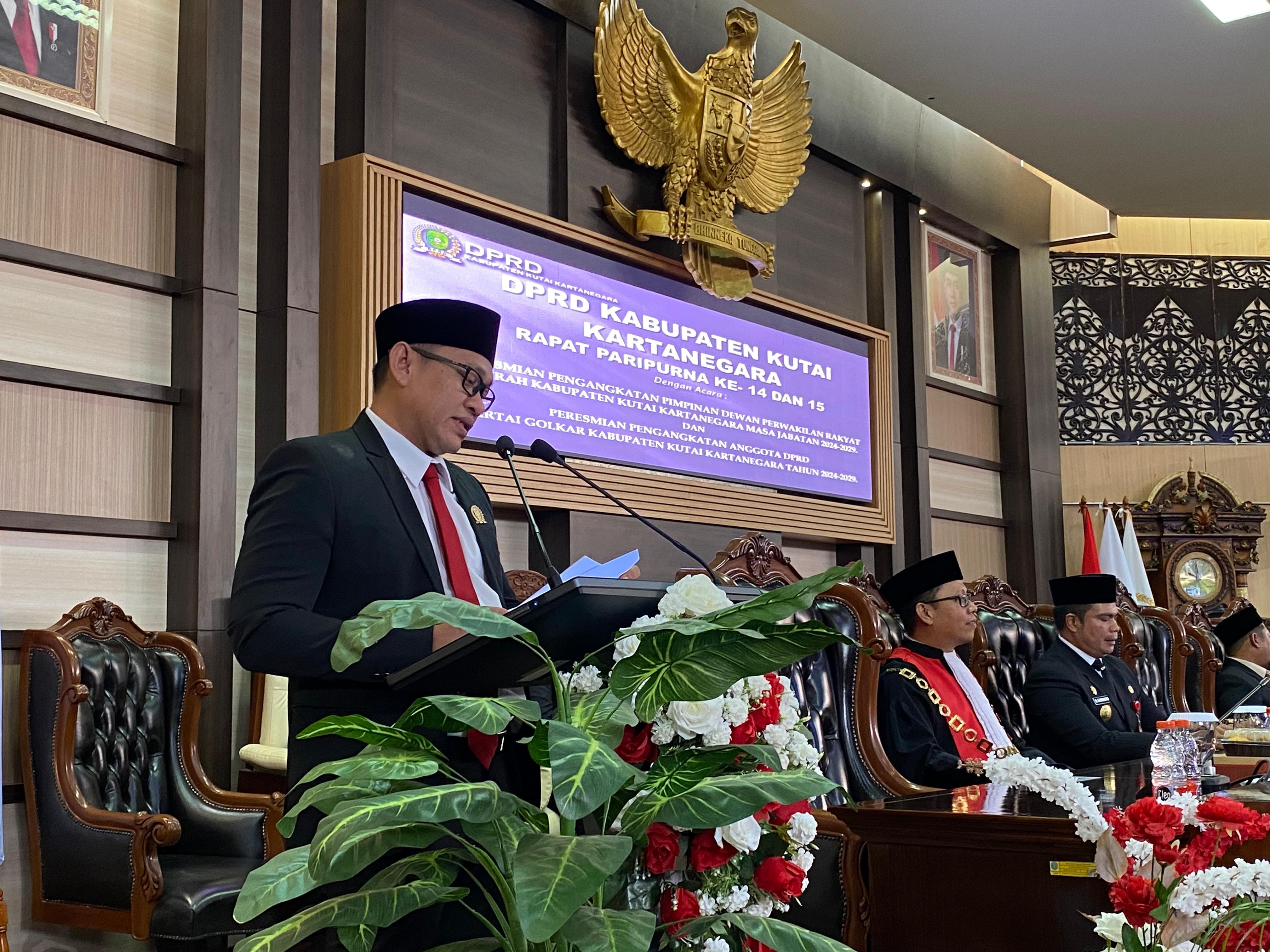 Ketua DPRD Kukar Junaidi saat memimpin rapat paripurna perdananya usai dilantik (Elmo/Prokal.co)