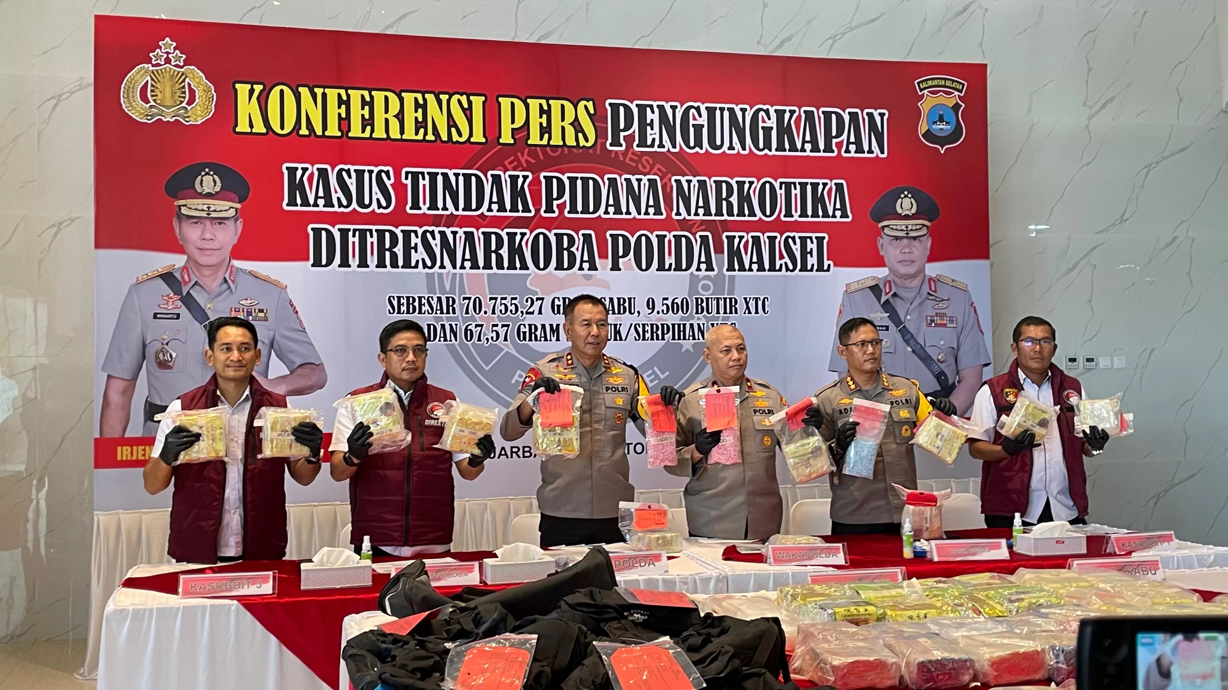 RILIS: Polda Kalsel saat rilis pengungkapan 70,76 kilogram sabu-sabu dan 9.560 butir ekstasi di Mapolda Kalsel di Banjarbaru (SHEILLA FARAZELA/ RADAR BANJARMASIN)