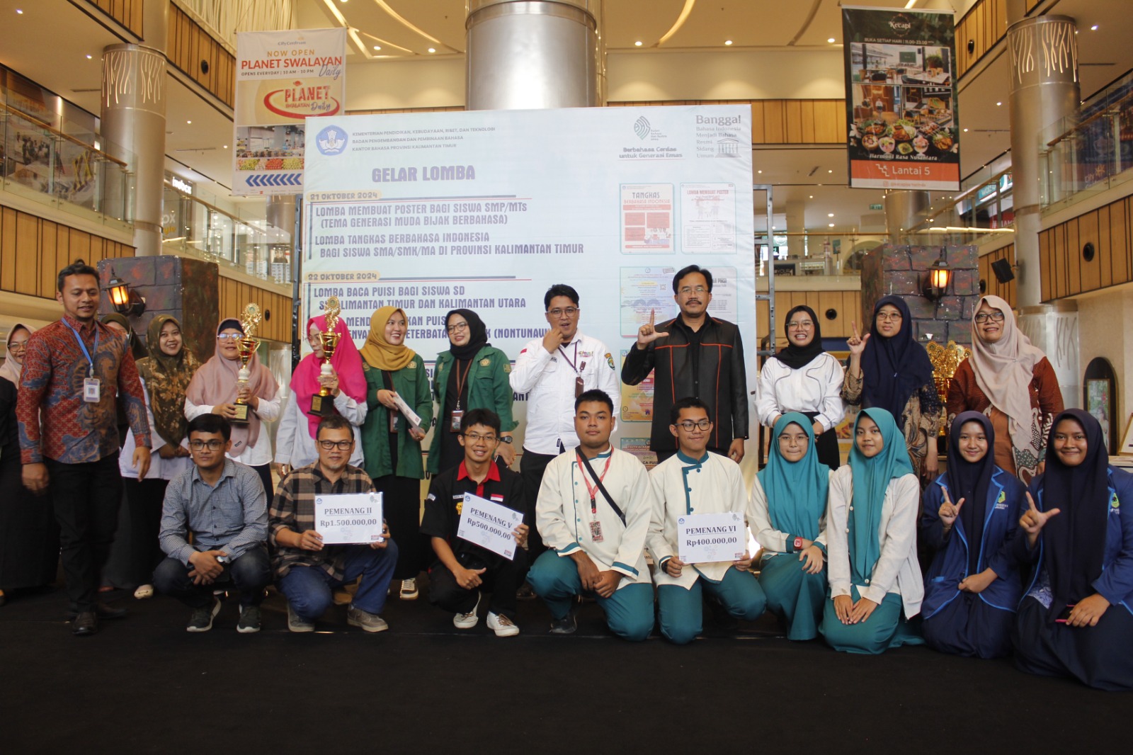 RAIH: Tim SMA N 10 Samarinda dalam Festival Bulan Bahasa Kaltim.