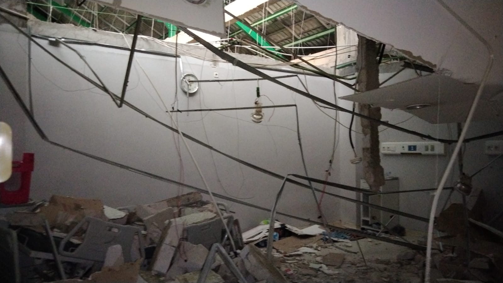 Kondisi ruang Enggang RSUD AM Parikesit Tenggarong Seberang yang rubuh akibat angin kencang (Istimewa)