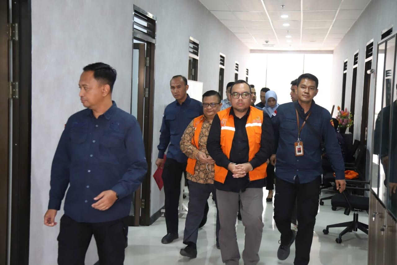 Dua orang ditahan oleh Kejaksaan Tinggi Kaltim.