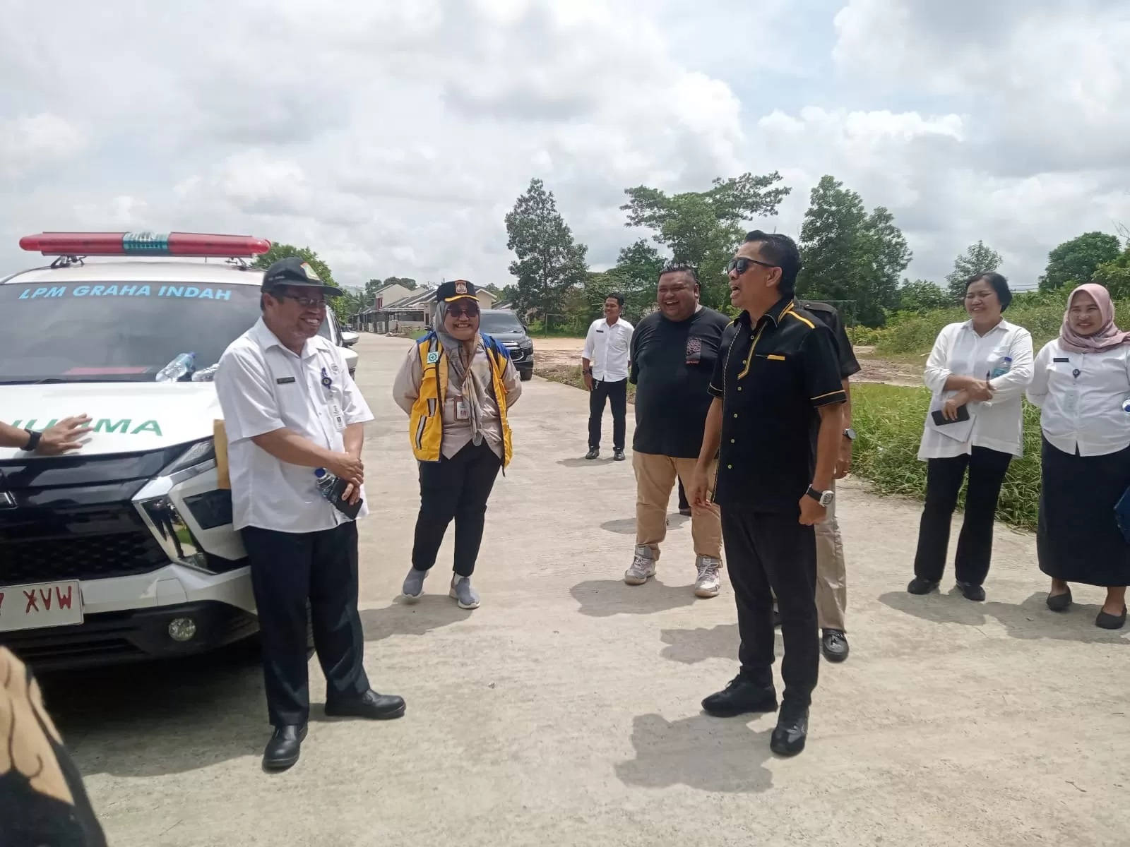 Ketua DPRD Kota Balikpapan Bapak H. Alwi Al Qadri, S.P bersama jajaran Anggota DPRD hadir meninjau langsung kegiatan pengupasan lahan tersebut.
