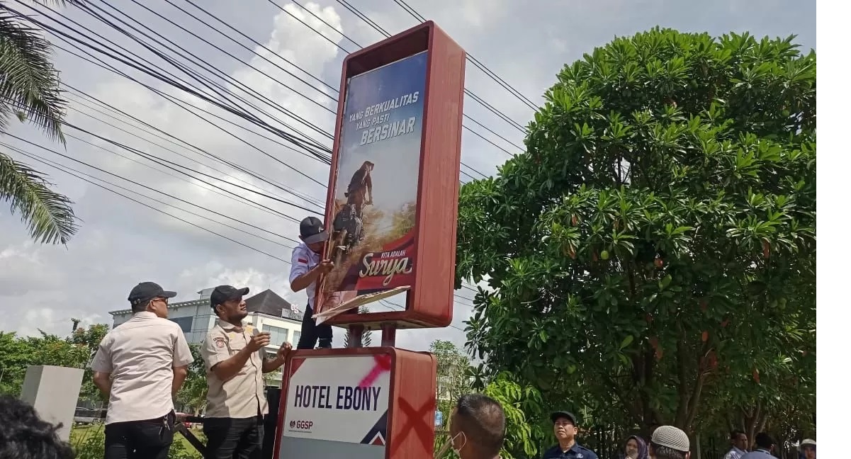 DICOPOT: Tim gabungan Bapenda Tanah Bumbu melaksanakan penertiban reklame tidak berizin di Kecamatan Simpang Empat. Kegiatan ini bertujuan untuk meningkatkan Pendapatan Asli Daerah (PAD).