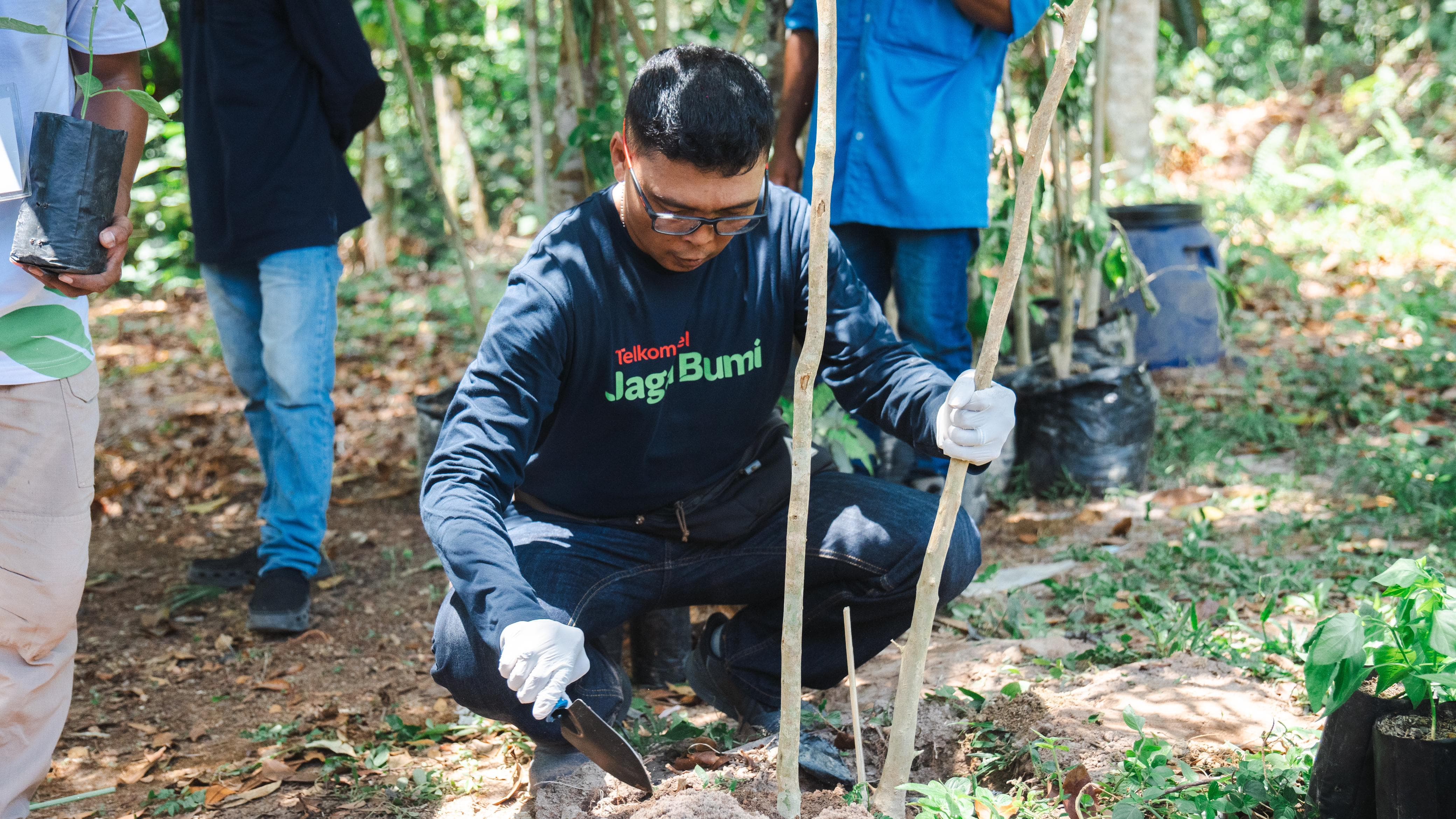 Dalam rangka Hari Bersih &ndash; Bersih Sedunia, Telkomsel gandeng Ciro Waste mengajak pelanggan untuk bergerak bersama menjaga kelestarian lingkungan dan masa depan bumi.