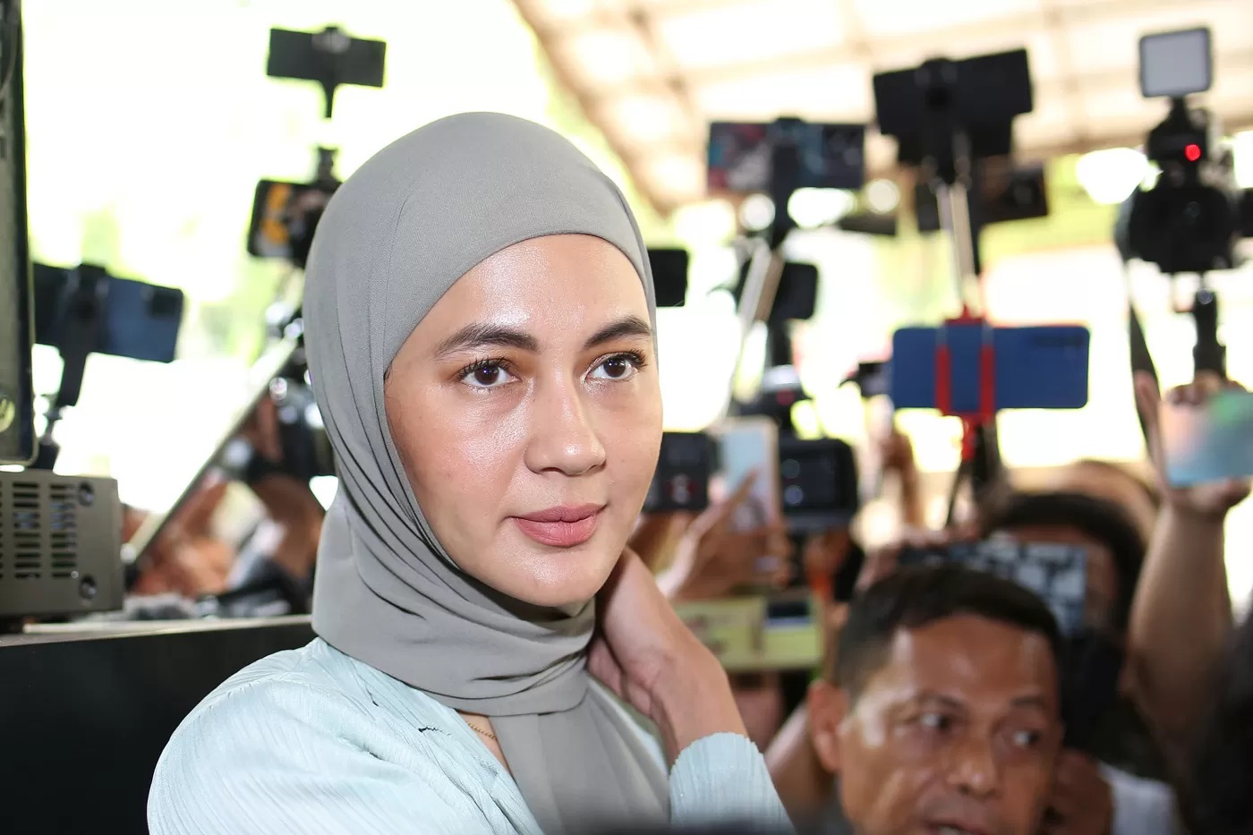 Paula Verhoeven saat bersiap menjalani sidang perceraiannya dengan Baim Wong di Pengadilan Jakarta Selatan, Rabu (23/10/2024). (Imam Husein/Jawa Pos)