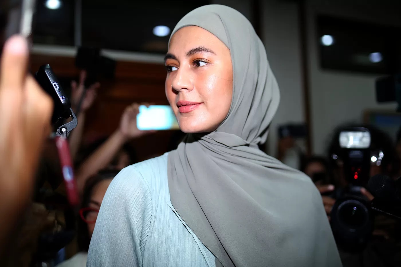Paula Verhoeven saat bersiap menjalani sidang perceraiannya dengan Baim Wong di Pengadilan Jakarta Selatan, Rabu (23/10/2024). (Imam Husein/Jawa Pos)
