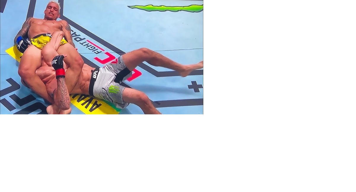 Tangan Tony Furguson nyaris patah saat kena kuncian armbar dari Charles Oliviera.