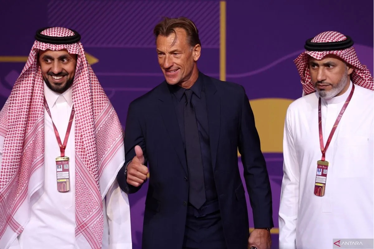 Herve Renard (tengah) kembali ditunjuk sebagai pelatih Arab Saudi.