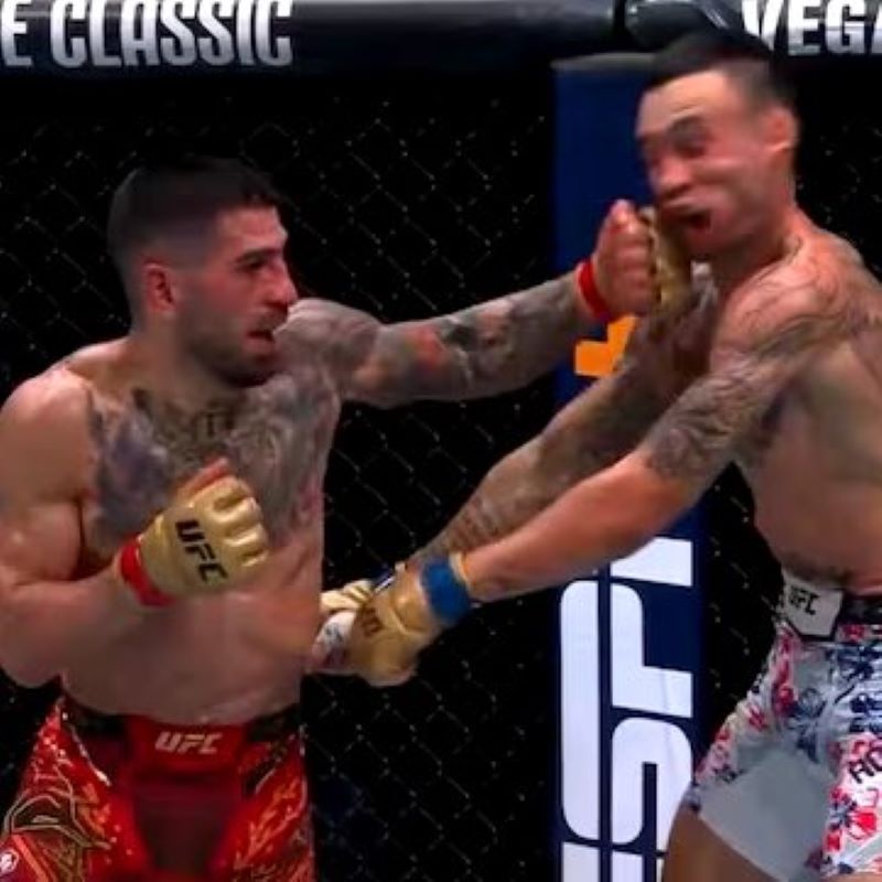 Hook kiri Ilia telak menghantam dagu Max.