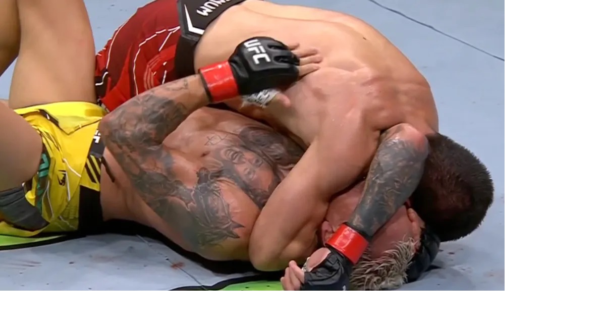 Islam menggunakan Triangle Choke saat mengalahkan Charles Oliviera.