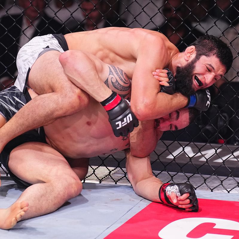 Khamzat mencekik Robert Whittaker. Cekikan ini hampir mematahkan rahang Rob.