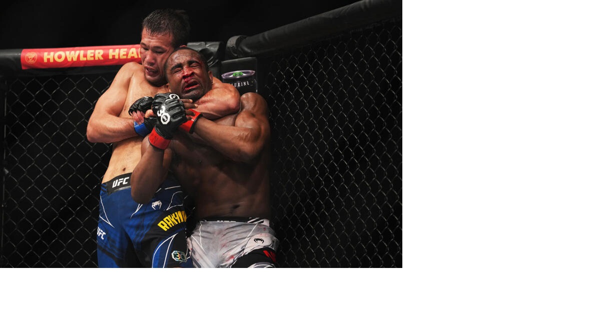 Shavkat Rakmonov menggunakan teknik rear naked choke berdiri saat mengalahkan Geoff Neal.