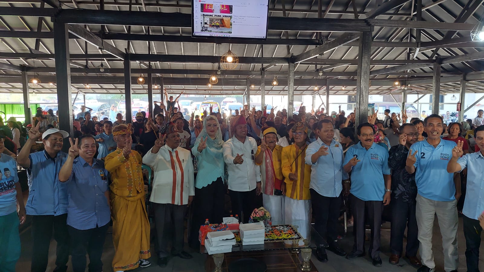 MENANGKAN : Para Relawan Solata siap memenangkan pasangan Rudy dan Seno di Pilgub Kaltim mendatang.