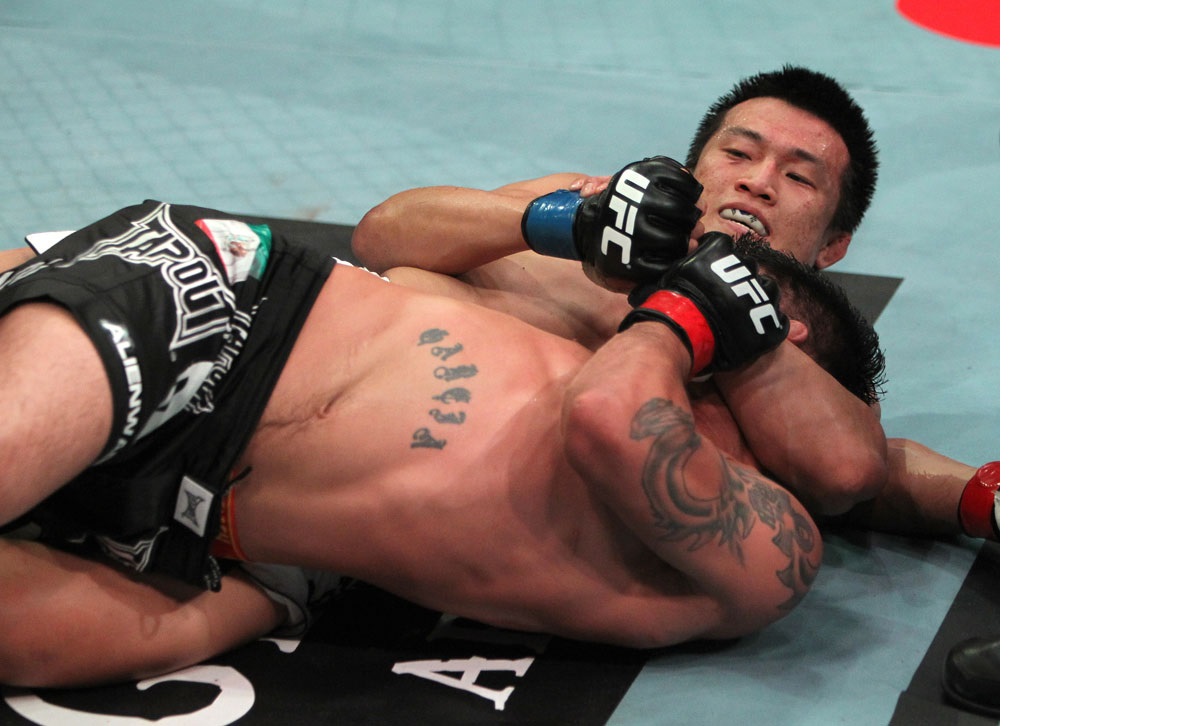 The Korean Zombie membuat Leonard Garcia menyerah lewat kuncian twister.