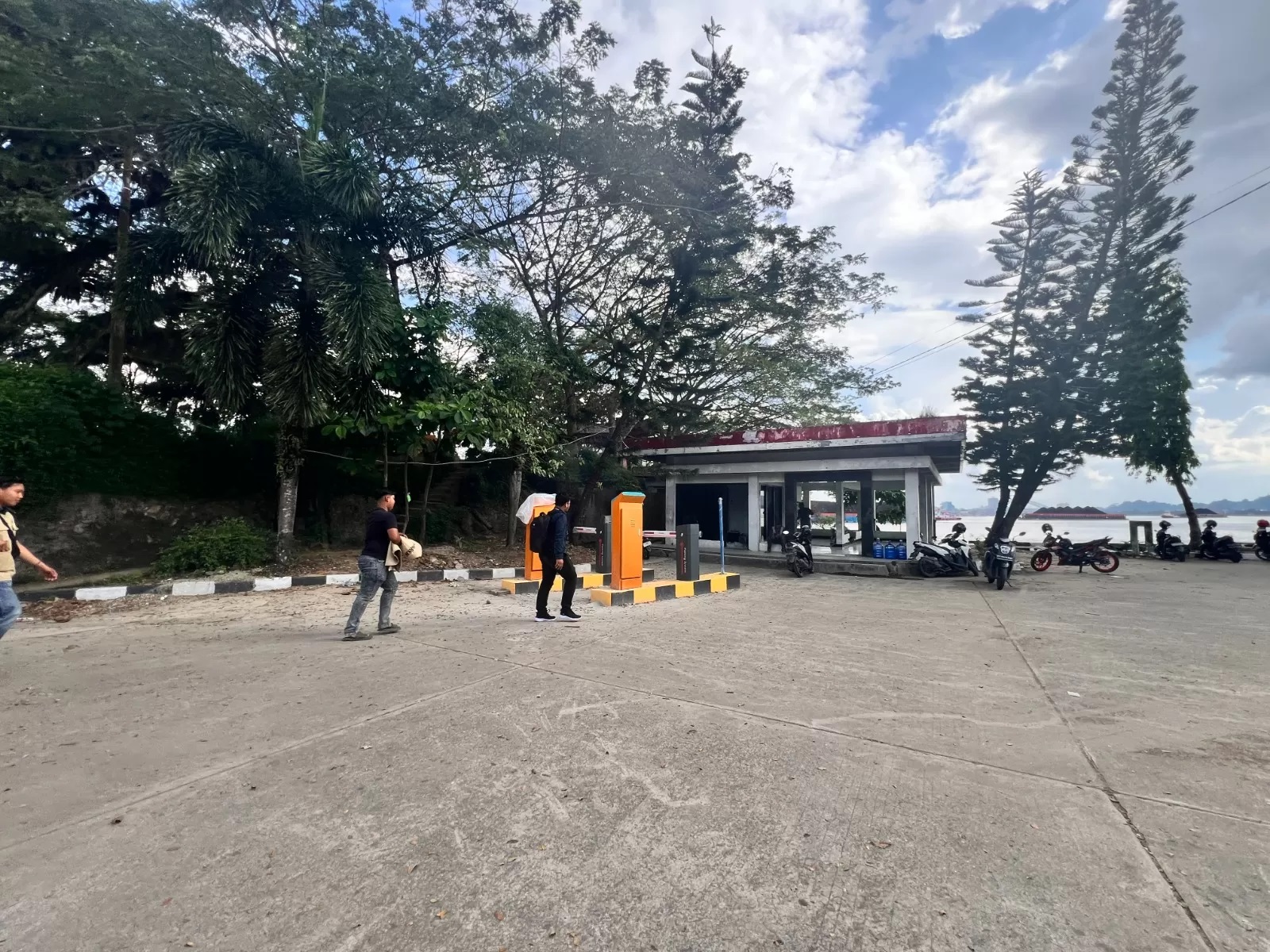 PARKING GATE. Palang parkir telah tersedia dan difungsikan secara bertahap, menunggu persetujuan dari Bankaltimtara. (MELI/SAPOS)