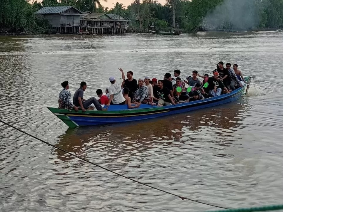 PENUH: Rombongan santri Ponpes Al-Falah Putra Banjarbaru menaiki perahu sebelum tragedi tenggelam di perairan Desa Aluh-Aluh, Kecamatan Aluh-Aluh,Kabupaten Banjar pada Minggu (27/10/2024) petang.