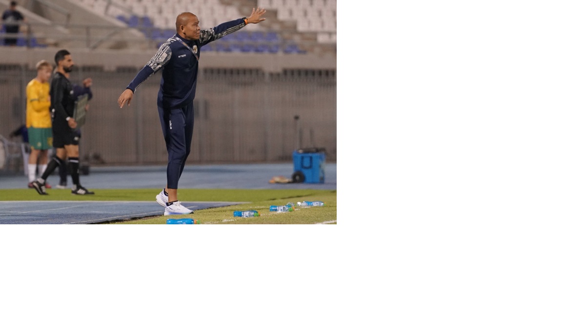 Pelatih kepala Timnas Indonesia U17, Nova Arianto saat memberikan intruksi kepada seluruh pemainnya dalam laga tadi malam. (Foto PSSI)