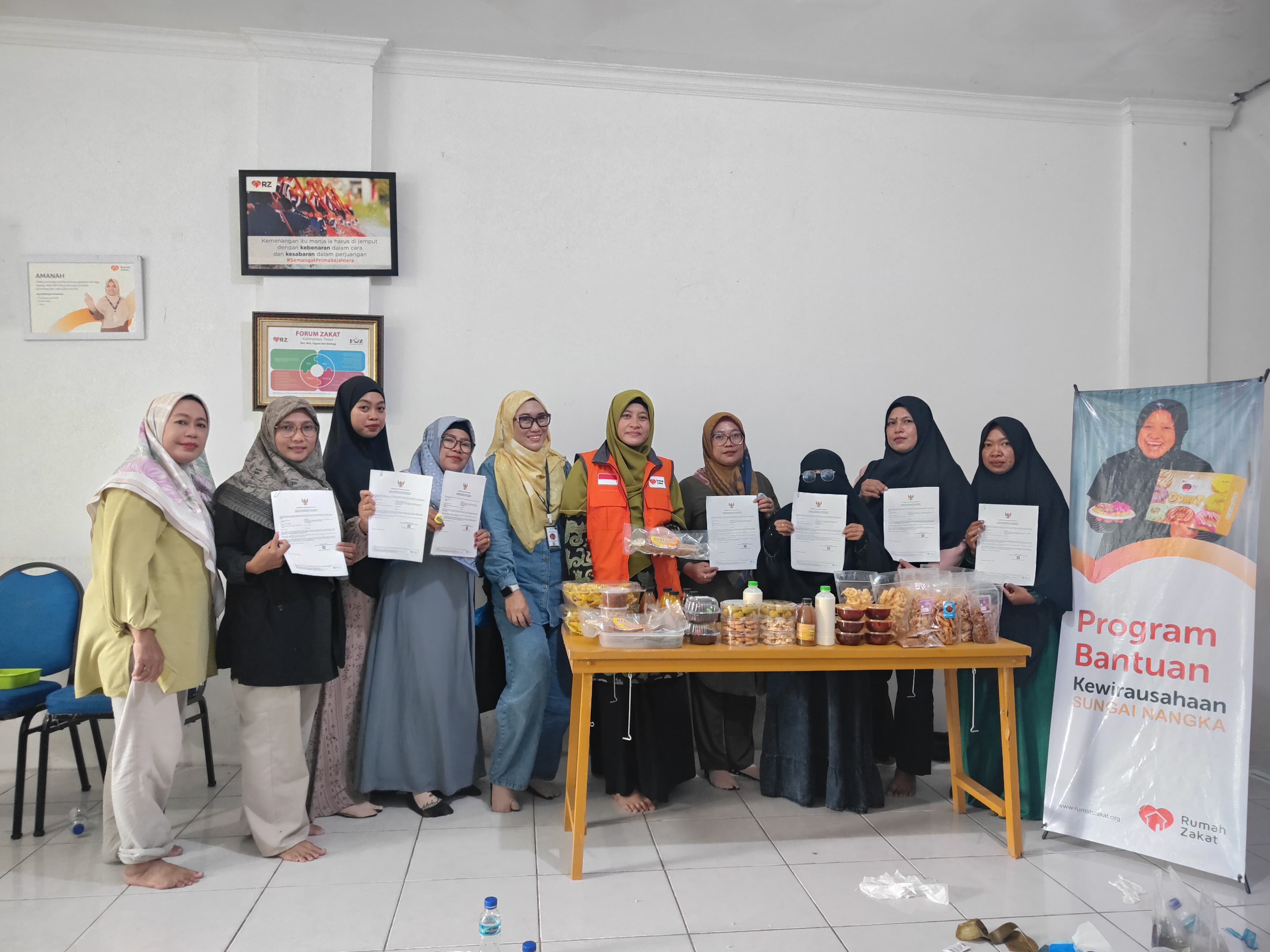 DUKUNG: Rumah Zakat Balikpapan mendampingi pelaku UMKM mengurus NIB dan sertifikasi halal.