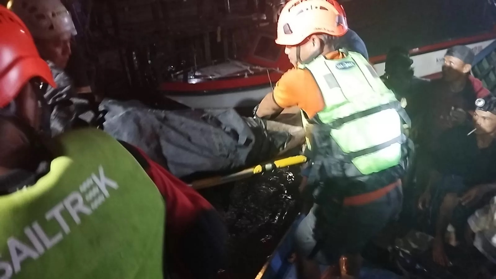 EVAKUASI:Petugas gabungan kembali berhasil menemukan satu jasad santri Al-Falah Putera yang tenggelam di Sungai Aluh-Aluh Besar, pada Senin (28/10/2014) malam.(Foto:Fadlan Zakiri/Radar Banjarmasin)