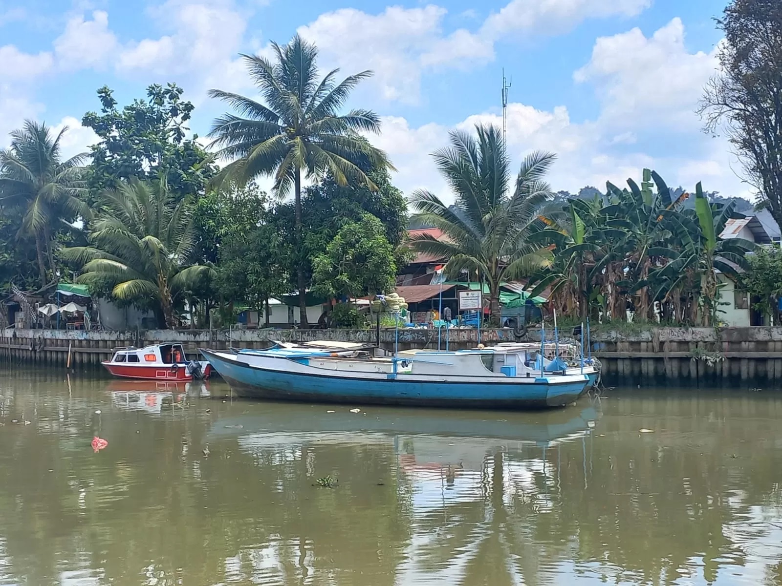 JERITAN SOLAR SUBSIDI: Deretan kapal nelayan yang parkir di tepi Sungai Karang Mumus, Samarinda. (FOTO: EKO)