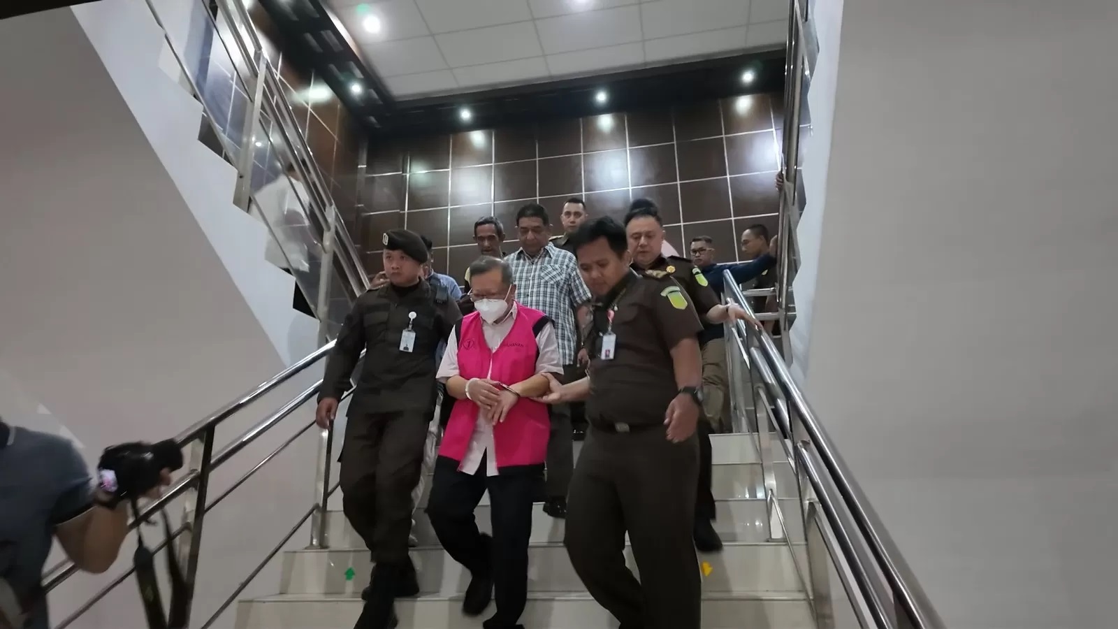 DITAHAN: Petugas Kejaksaan Tinggi Kalbar menggiring Ketua DPRD Kalbar, Paulus Andi Mursalim yang baru ditetapkan sebagai tersangka kasus pengadaan tanah salah satu bank di Kalbar, kemarin. (ISTIMEWA )